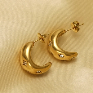Boucles d'oreilles créoles dorées en forme de croissant avec zircone sur soie