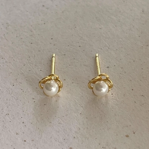 Minimalist 925 sterling silver pearl flower stud earrings with golden floral metal base