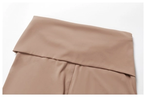 Détail de la taille haute repliée sur un short de yoga sport de couleur marron mocha