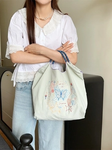 Sac fourre-tout vert clair brodé de papillons bleus avec poignées tissées pour femmes