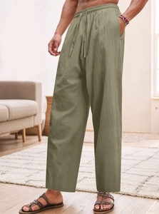 Dettaglio della vita elastica con coulisse e tessuto in lino verde oliva sui pantaloni uomo