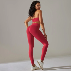 Détail d'un ensemble de yoga côtelé sans couture rouge avec brassière et legging taille haute