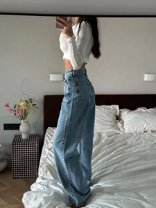 Klassische High-Waist-Jeans mit weitem Bein in hellblau gewaschenem Denim für Damen