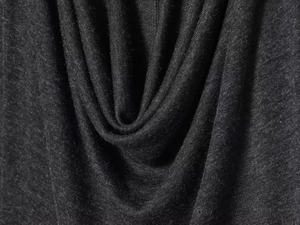 Makroaufnahme von dunkelgrauem Lyocell-Stoff mit weichem Faltenwurf und Strickdetails