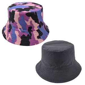 Détail de chapeaux bobs réversibles avec motif camouflage violet et noir classique