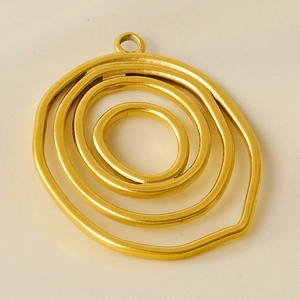 Close-up of golden 304 stainless steel irregular concentric circle pendant accessory