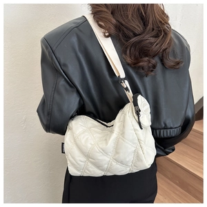 Détail du sac bandoulière matelassé blanc avec large sangle et mini pochette ronde