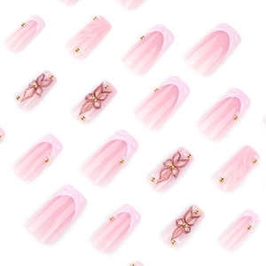 Faux ongles French roses avec fleurs 3D et perles, forme carrée longue et élégante