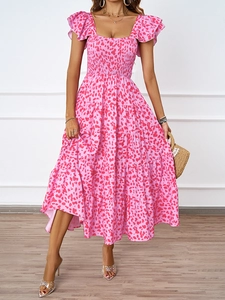 Détail de la robe léopard rose avec bustier froncé et manches à volants sur modèle