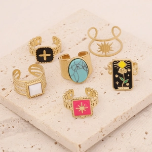 Ensemble de bagues bohèmes en acier doré avec détails en émail croix et marguerite