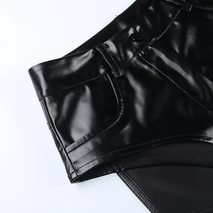 Dettaglio degli shorts neri in ecopelle a vita alta con bottone e cuciture delle tasche