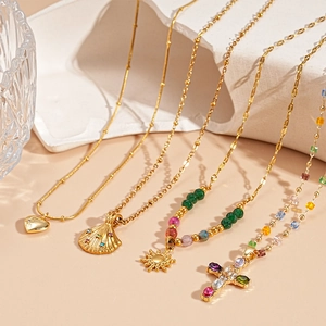 Goldhalsketten-Set mit Kreuz-, Herz- und Muschelanhängern und bunten Perlen