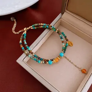 Bracciale a doppio strato con perle di turchese, dettagli dorati e nappe in scatola regalo
