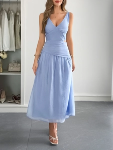 Elegante abito lungo blu senza maniche con scollo a V profondo e dettaglio cut-out