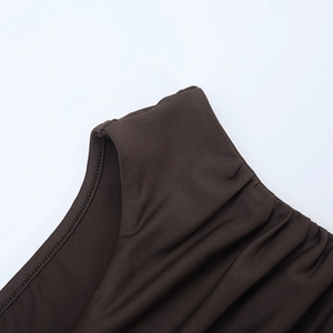 Gros plan détaillé sur la texture en maille froncée marron et les plis du tissu