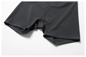 Détail de short de sport montrant les coutures plates et la texture du tissu élastique