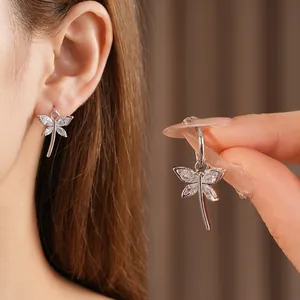 Elegante Libellen-Ohrhänger mit funkelnden Zirkoniasteinen und versilbertem Finish