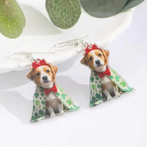 Detalle de pendientes de beagle en acrílico con capa de trébol para el Día de San Patricio
