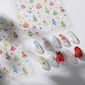 Détail de stickers à ongles 3D de Noël avec sapins arc-en-ciel et flocons de neige