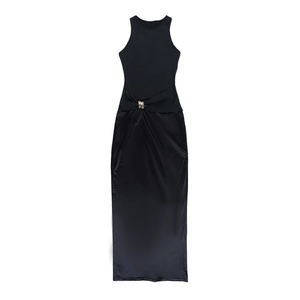 Détail de la boucle métallique et de la taille froncée sur cette robe en satin noir
