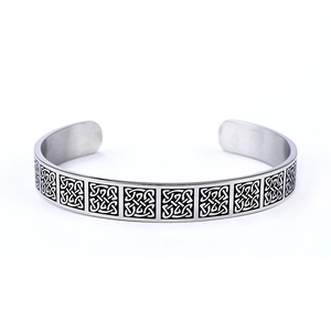 Bracelet jonc ouvert en acier inoxydable argenté avec gravure de nœud celtique noir sur blanc
