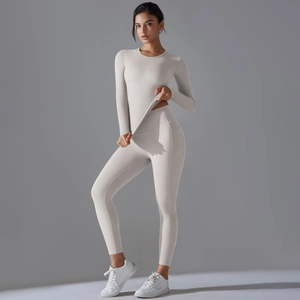 Détail du legging de yoga taille haute avec poches latérales et haut de sport manches longues