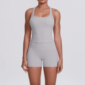 Détail de l'ensemble brassière de sport et short gris clair en tissu brossé