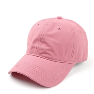 Dettaglio del berretto da baseball rosa in cotone pettinato con struttura a sei pannelli