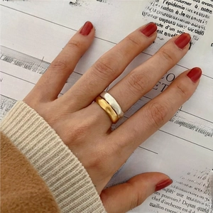 Minimalist 925 sterling silver rings with hammered texture in gold and silver finish