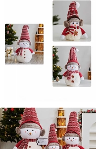 Détail de bonhommes de neige en peluche avec bonnets en tricot rouge et écharpes