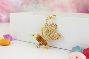 Detailansicht eines Adler-Schlüsselanhängers mit goldenen Flügeln und Strasssteinen