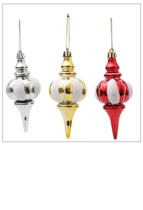 Details von gestreiften zwiebelförmigen Weihnachtskugeln in Rot, Gold und Silber
