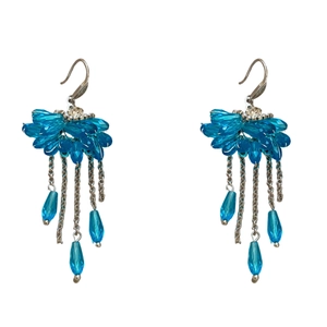 Boucles d'oreilles bohèmes en cristal bleu avec glands en éventail sur fond blanc