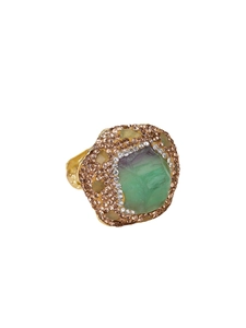 Anillo ajustable bañado en oro con piedra bruta de fluorita verde y cristales brillantes