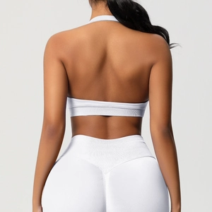 Détail de la brassière de sport blanche avec ourlet côtelé et dos ouvert