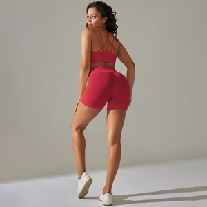Détail du short sans couture taille haute et du soutien-gorge de sport dos croisé bordeaux
