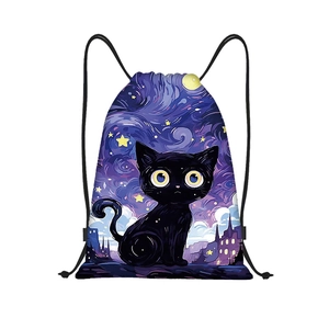 Detalle de bolsa de cuerdas con gato negro y diseño artístico de cielo estrellado