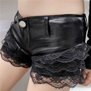 Dettaglio degli shorts sexy in pelle PU a vita bassa con pizzo nero e bottone argentato