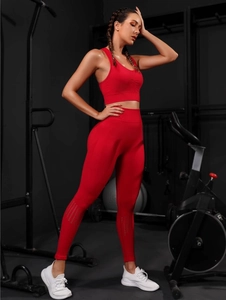 Détail de l'ensemble de yoga rouge sans couture avec trous découpés au laser