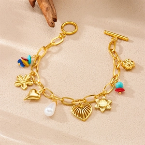 Bracelet en acier inoxydable doré avec pierres colorées et breloques en perles
