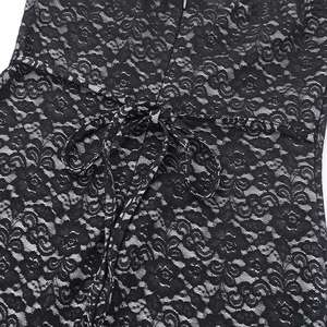Détail de la robe en dentelle noire avec texture florale évidée et ceinture à la taille