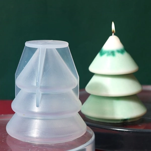 Dettaglio dello stampo in silicone per albero di Natale con una candela verde finita