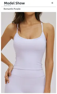 Détail de l'ensemble de yoga violet romantique avec débardeur et legging de sport