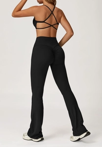 Detalle de pantalones de yoga acampanados de cintura alta con diseño push-up fruncido