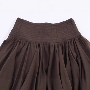 Jupe midi plissée marron à taille haute avec ceinture élastique et tissu drapé fluide