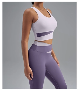 Détail du legging de yoga taille croisée violet et du soutien-gorge de sport
