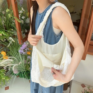 Vue détaillée de l'intérieur du sac en dentelle blanche avec poche zippée fonctionnelle