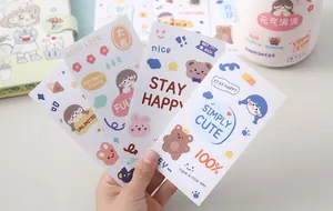 Esposizione a ventaglio di simpatici adesivi in PVC con motivi colorati su scrivania