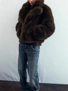 Détail montrant la texture moelleuse et la finition en peluche de la veste en fausse fourrure