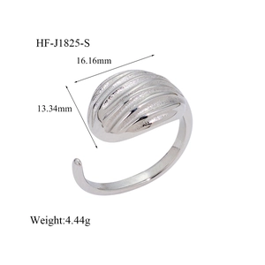 Détail bague argentée texturée montrant la taille 16,16 mm et un poids de 4,44 g